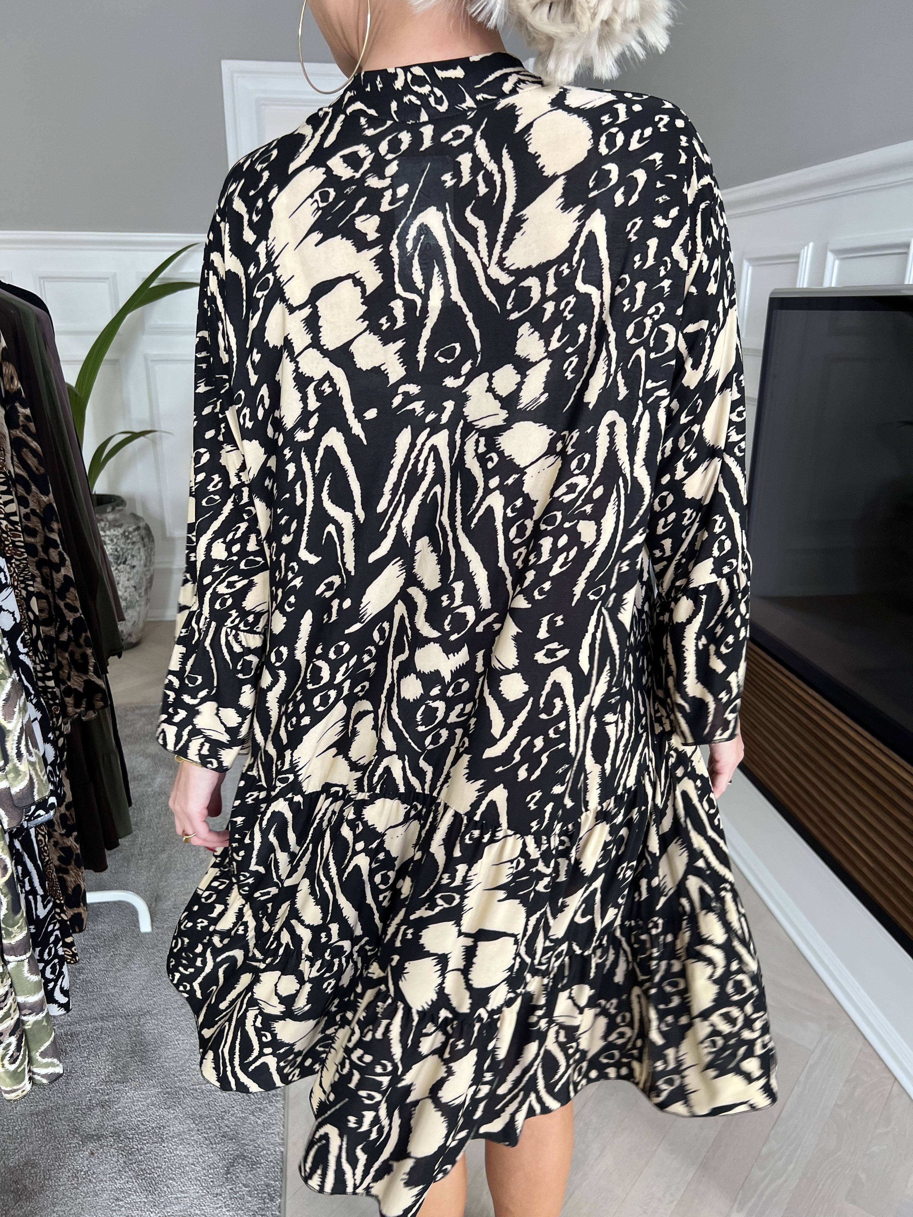 Pauline Pattern - Kjole med v-udskæring og lille flæseskørt